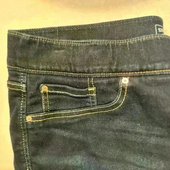 Size 32/16Levi’s Signature Pull-on pants Jeans
32” inseam - Picture 3 of 7